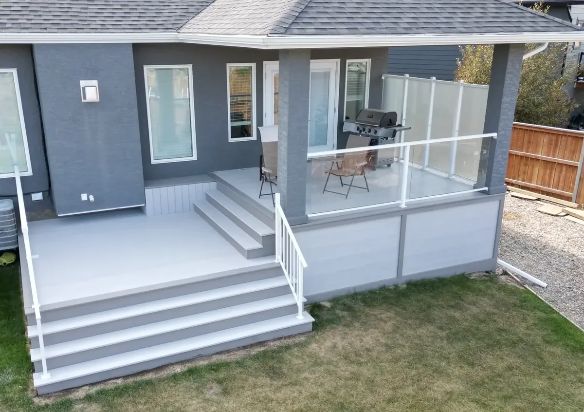 PVC deck with aluminum railing and glass privacy panel Warman SK